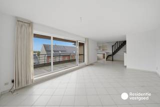 Dit verzorgd duplexappartement heeft een bewoonbare oppervlakte van 101 m² en geniet van een uitstekende ligging in het centrum van Eernegem. Op de tweede verdieping bevindt zich een ruime en lichtrijke leefruimte van maar liefst 48 m², met een schuifraam dat toegang geeft tot het aangename terras van 16 m². De ingerichte keuken sluit mooi aan bij de leefruimte en beschikt over alle nodige toestellen. Verder vinden we op deze verdieping een inkomhal, afzonderlijk toilet en een praktische berging met onder meer aansluiting voor de wasmachine. Via de trap bereiken we de duplexverdieping met twee slaapkamers, een nachthal met inbouwkasten en maar liefst twee badkamers. De eerste badkamer beschikt over een ligbad en lavabo, terwijl de tweede badkamer is uitgerust met een douche, toilet en lavabo. De slaapkamers zijn voorzien van laminaat, Velux-ramen met verduistering en horren en bieden voldoende bergruimte dankzij de aanwezige inbouwkasten en rekken. Het appartement beschikt over PVC-ramen met dubbele beglazing en centrale verwarming op aardgas. Met een EPC-score van 165 kWh/(m² jaar) behaalt het appartement bovendien een gunstig energielabel B. Een lift in het gebouw zorgt voor extra comfort. Daarnaast is er een aparte kelderberging inbegrepen en kan een ruime garage afzonderlijk worden aangekocht voor €30.000. Een instapklaar en comfortabel appartement met veel ruimte, twee badkamers en een aangenaam terras, ideaal voor wie centraal wil wonen in Eernegem.<br />EPC: 165 kWh/m² (Vg, Wg, Gmo, Gvkr, Gvv) Ref. OU28765