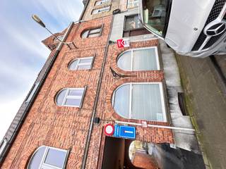 Halfopen woning te huur met 8 slaapkamers en uitweg.Indelinggelijkvloers: inkomhal, living, keuken, aparte wc, koertje met uitweg en kelder1ste:...