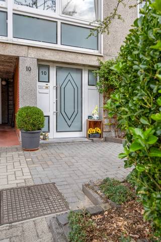Deze goed verzorgde eengezinswoning heeft 3 slaapkamers een groot overdekt terras en een garage.<br /><br />Op het gelijkvloers bevinden zich de inkomhal met een gastentoilet , de garage met automatische sektionale poort ( april 2022) , een grote bergruimte (22m²) en een hobbyruimte.<br /><br />De oprit voor de garage heeft nog 2 staanplaatsen waarvan één overdekt.<br /><br />Op de eerste verdieping hebben we de living met veel lichtinval en een open keuken en het overdekt terras.<br /><br />De keuken is uitgerust met een oven, micro-oven, een ingebouwde ijskast en diepvries, een ingebouwde vaatwasser, een ceramische kookplaats en een dampkap, een spoelbak en heeft kasten boven en onder.<br /><br />De living geeft uit op het overdekt terras (24m²) met buitenverlichting en zicht op de gemeenschappelijke en onderhouden tuin.<br /><br />Op de tweede verdieping bevinden zich 3 slaapkamers ( 8,5m² - 16m² - 17,5m²) en een badkamer.<br /><br />De badkamer heeft een ligbad/ douche, een w.c., een dubbel lavabomeubel en is volledig betegeld.<br /><br />De woning heeft een zeer gunstig EPC attest ( label B) mede door de dakisolatie( geplaatst september 2018) en zonnepanelen dewelke nog tot 2032 groen certificaten heeft.<br /><br />De woning is overal uitgerust met automatische rolluiken en airco.<br /><br />Stedenbouwkundige inlichtingen zijn in aanvraag.<br /><br />Voor meer info of een bezoek ter plaatse kan u vrijblijvend contact opnemen met Philip op het nr.: 0476/999.029 of philip@reds.be.