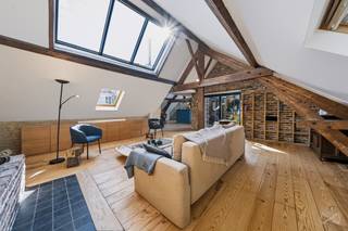 <h1><span>ATYPISCHE WONING & LOFT ±267 M² MET TERRASSEN – COLIGNON / LOUIS BERTRAND</span></h1>
<p><span>WE INVEST Bruxelles-Europe biedt u deze uitzonderlijke eigendom aan, gelegen in de gegeerde wijk </span><strong><span>Colignon – Louis Bertrand</span></strong><span> in Schaarbeek, vlak bij het Josaphatpark.</span></p>
<p><span>Dit geheel van ongeveer </span><strong><span>267 m²</span></strong><span>, ingericht in een voormalig industrieel gebouw, charmeert door zijn spectaculaire volumes, talrijke lichtkoepels, authentieke architectuur en zuidwestgerichte terrassen, waarvan één een prachtig vrij uitzicht biedt over een groen binnengebied.</span></p>
<p><span>De woning is verdeeld over verschillende niveaus:</span></p>
<p><span>• </span><strong><span>Gelijkvloers:</span></strong><span> private koetspoort in blauwe hardsteen, originele elementen, fietsenberging en mogelijkheid tot parkeren aan de voorzijde.</span><br /><span>• </span><strong><span>1e en 2e verdieping:</span></strong><span> polyvalente ruimte van ±28 m² met mezzanine, balkon op de 1e verdieping, douche en toilet.</span><br /><span>• </span><strong><span>2e verdieping:</span></strong><span> prachtige loft van ±152 m², het hart van de woning, met hangende loopbrug, vestiaire, keuken/eetkamer van ±52 m² en kathedraalvormige leefruimte van ±42 m². Authentieke bakstenen, originele dakstructuur, overvloedig natuurlijk licht en talrijke lichtkoepels. Zuidwestgericht terras van ±10 m². Grote suite/kantoorruimte van ±33 m² met dressing en doucheruimte.</span><br /><span>• </span><strong><span>3e verdieping:</span></strong><span> badkamer, wasruimte en bergruimtes.</span><br /><span>• </span><strong><span>Bovenste niveau:</span></strong><span> slaapkamer onder het dak met terras van ±7 m² en een panoramisch uitzicht van 180°.</span><br /><span>• </span><strong><span>Kelder:</span></strong><span> 2 kelders.</span></p>
<p><span>Deze unieke plek werd gecreëerd door de eigenaars, een architect en kunstenaars, en combineert met veel persoonlijkheid </span><strong><span>architectuur, loftgevoel, industriële authenticiteit en wooncomfort</span></strong><span>.</span></p>
<p><strong><span>Belangrijk:</span></strong><span> stedenbouwkundig is de eigendom geregistreerd als </span><strong><span>één eengezinswoning</span></strong><span> en kan ze niet worden opgesplitst.</span></p>
<p><span>Een zeldzame eigendom in Brussel, ideaal voor liefhebbers van lofts, architectuur, uitzonderlijke volumes, natuurlijk licht en karaktervolle woningen, in een van de meest geliefde wijken van Schaarbeek.</span></p>
<p><span>Neem contact met ons op voor het volledige dossier of om een bezoek te organiseren.</span><br /><span>📞 </span><strong><span>Frédéric Top – +32 472 34 44 08</span></strong><br /><span>📧 </span><strong><span>frederic.top@weinvest.be</span></strong></p>