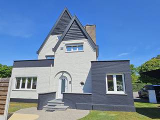 Gunstig gelegen woning, momenteel ingericht als kantoorgebouwDeze charmante villa is gelegen aan de stadsrand in de wijk Bret-Gelieren op een perceel van 11a05caIndeling: centrale inkomhal met toilet, leefruimte ( momenteel kantoor), keuken.Op de verdieping zijn er 3 slaapkamers en ruimte voor de inrichting van een badkamer.Het pad is volledig onderkelderd met een directe toegang naar buiten.Het pand heeft een mooie uitstraling, een goede visibiliteit en heeft een gunstige EPC score.Momenteel is er een boekhoudkantoor gevestigd maar woonst, mits enkele aanpassingen, is zeker mogelijk.Heb je vragen of interesse in een bezoek? Bel 089 44 12 12 of mail info@lantmeeters.be