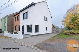 <br /><br />AFSNEE - Deze charmante halfopen bebouwing bevindt zich op een uitstekende ligging in het groene en gegeerde Afsnee, op korte afstand van de Blaarmeersen en het Borluutpark. Je geniet er van een landelijke omgeving met alle voordelen van de nabijheid van Gent en uitstekende verbindingen via de R4 en E40. Dankzij de gunstige ligging zijn er vlotte verbindingen naar het centrum, winkels, scholen en openbaar vervoer. <br /><br />Het gelijkvloers beschikt over een inkomhal, een ruime en lichtrijke woonkamer met zicht op de gunstig georiënteerde tuin, een uitgeruste keuken en een apart toilet. Vanuit de woonkamer is er toegang tot een mooi terras en een leuke aangelegde tuin met tuinhuis en pergola, ideaal voor ontspanning en gezellige momenten buiten.<br />Op de eerste verdieping bevinden zich twee slaapkamers en een badkamer met dubbele lavabo en ligbad, terwijl de zolder volledig is uitgewerkt als derde slaapkamer of polyvalente ruimte, bijvoorbeeld als bureau, hobbykamer of extra slaapkamer. <br />Voor extra comfort zijn er staanplaatsen vooraan en is er de mogelijkheid om een garage te plaatsen via de weg achteraan.<br /><br />Dankzij de ligging in een groene buurt, vlak bij natuur en recreatie, combineert deze woning het beste van twee werelden: wonen in het groen, vlak bij de stad.<br /><br />Een ideale keuze voor starters, gezinnen of investeerders die op zoek zijn naar een lleuke woning op een toplocatie in de regio Gent.<br />Meer info of bezoek:053/60.65.60<br /><br />De vermelde prijs is een richtprijs. Na ontvangst van de biedingen zal de verkoper beslissen of hij/zij de eigendom verkoopt aan het beste bod. De richtprijs is aldus niet bindend voor de verkoper.