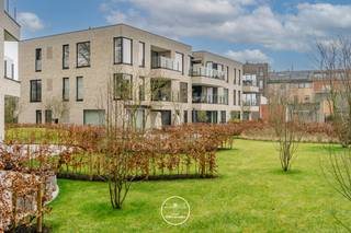 Vraag uw bezoek aan via immodavinci.beLiggingDit recent BEN-appartement (bijna-energieneutraal), gebouwd in 2023, bevindt zich op een uitstekende...