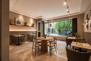 <p><span>Situering<br /><br />Dit ruime en karaktervolle handelshuis is gelegen in de Nieuwstraat 14A, pal in het bruisende centrum van Sint-Niklaas. Dankzij de centrale ligging bevindt het pand zich op wandelafstand van de Grote Markt, winkels, horeca en diverse voorzieningen. De combinatie van een commerciële ligging en een ruime woongelegenheid maakt dit pand bijzonder interessant voor ondernemers, gezinnen en investeerders.<br /><br />Indeling</span></p>
<p><span>Op het gelijkvloers bevindt zich de commerciële ruimte met achteraan de keuken, ideaal voor het uitbaten van een eigen zaak of als handelsruimte. </span><span>De bovenliggende woonst biedt heel wat leefruimte en omvat </span>vier slaapkamers<span>, een </span>badkamer<span> en aangename leefruimtes. Bovendien beschikt de woning over een </span>terras<span>, een mooie extra troef in het centrum van de stad. </span><span>De praktische indeling biedt verschillende mogelijkheden: wonen en werken combineren, de woning als gezinswoning benutten of het pand verder aanwenden als interessante combinatie van handel en wonen.<br /><br />Troeven<br /><br />Toplocatie in het centrum van Sint-Niklaas<br />Terras<br />Interessant voor zelfstandigen, gezinnen en investeerders<br />Op wandelafstand van de Grote Markt, winkels en horeca<br />Een veelzijdig pand met verschillende gebruiksmogelijkheden<br /><br />Voor info en/of bezoek contacteer Andreas 0472/61 00 00</span></p>