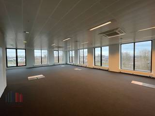 Dit recente kantoorgebouw biedt moderne kantoren van +/- 745 m² te huur. Bovendien beschikt het gebouw over een ruime parking, wat de toegankelijkheid voor zowel medewerkers als bezoekers aanzienlijk vergroot.<br />De kantoren zijn gelegen in een rustige en aangename straat, wat zorgt voor een rustige werkomgeving. Tegelijkertijd is het zeer goed bereikbaar, dankzij de gemakkelijke toegang tot de autosnelwegen. Het station van Asse bevindt zich op wandelafstand, wat het pand extra aantrekkelijk maakt voor diegenen die met het openbaar vervoer naar het werk komen.<br />De <strong>parkeerratio van 1/14 m²</strong> biedt voldoende parkeermogelijkheden voor uw personeel en klanten, wat de logistieke efficiëntie verder vergroot. Dit gebouw is dan ook een uitstekende keuze voor bedrijven die zowel modern comfort als bereikbaarheid belangrijk vinden.<br />Voor meer informatie, plannen of een afspraak voor een plaatsbezoek kunt u contact opnemen met <strong>PANORAMA B2B</strong> via het nummer <strong>02/420.00.00</strong>.