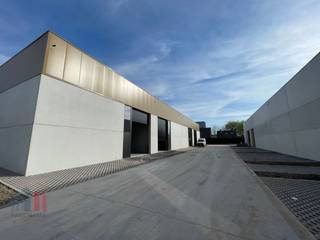 Nieuwbouw KMO-unit met een oppervlakte van +/- 164 m² en 1 privatieve parkeerplaats te huur. Fantastisch gelegen langs de Kwadestraat in de schaduw van het Westwing Park.<br /><br />Het casco magazijn is opgebouwd uit een staalconstructie met een buitenschil bestaande uit een combinatie van geïsoleerde betonpanelen en sandwichpanelen. De loods, brandklasse B, heeft een vrije hoogte van +/- 6 meter en is toegankelijk via een automatische sectionale poort (4 m B x 4,5 m H) met een aparte toegangsdeur en glaspartij. Verder is er verlichting, water en elektriciteit aanwezig. <br /><br />De unit maakt deel uit van het bedrijvenpark "Hexahub" dat ondernemen combineert met een knappe architectuur. De strategische ligging, pal in het hart van ondernemend Roeselare, aan afrit Rumbeke, AZ Delta en Westwing Park, zorgt voor een vlotte bereikbaarheid en biedt een uitstekende uitvalsbasis voor de hele regio.<br /><br />Ruime parkeer- en manoeuvreerruimte voorzien op het terrein. <br />Onmiddellijk beschikbaar.<br /><br />Contacteer PANORAMA B2B voor bijkomende inlichtingen, plannen of een vrijblijvend plaatsbezoek 050 300 800.