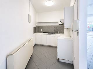 Propriété commerciale à Sint-Gillis-WaasAu coin de la Herenstraat et de la Kronenhoekstraat se trouve cet immeuble commercial rénové et agréable.L'immeuble commercial se compose d'un espace commercial, d'une toilette séparée avec évier, d'une salle à manger et d'une cuisine. La cuisine est équipée d'une hotte, d'un four et d'un congélateur. Il y a également une petite cour partagée avec les voisins.Cette propriété commerciale est idéale pour l'exploitation d'un magasin ou d'un espace de bureau dans la belle commune de Sint-Gillis-Waas.Pas de magasin de nuit, de salon de coiffure ou de restauration