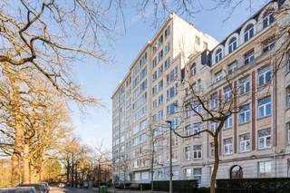 <strong>GEMEUBELD - Park Den Brandt -<span> gerenoveerd </span>twee slaapkamer appartement met zonnig terras ca. 8m²gelegen op de tweede verdieping in residentie 'Dikke Mee' op de hoek van de Beukenlaan en de Eglantierlaan, net op de grens tussen Antwerpen en Wilrijk. Goed onderhouden gebouw op uitstekende locatie nabij Park den Brandt, Nachtegalenpark, belangrijke in-en uitvalswegen, scholen, openbaar vervoer, winkels.<br /><br />INDELING:</strong><br /><span>U komt binnen via de inkomhal, die voorzien is van een vestiairekast en een apart toilet. Vervolgens heeft u toegang tot de aangename en bijzonder lichtrijke LEEFRUIMTE op moderne stenen vloer, waar u geniet van een open groen uitzicht. De moderne KEUKEN is voorzien van een zithoek en opbergkasten. Verder zijn alle toestellen voorzien; spoelbak, oven, een inductievuur, vaatwasmachine, ijskast en een diepvries. Aansluitend bevindt zich ontbijthoek met bar en aansluiting voor de wasmachine.<br /></span><br />De NACHTHAL geeft u toegang tot de twee ruime slaapkamers achteraan beide afgewerkt op stenen vloer<br />SLAAPKAMER 1 ca. 17m²<br />SLAAPKAMER 2 ca. 13,50m²<br />Ingerichte BADKAMER voorzien van een lavabo en een inloop regendouche.<br /><br /><span>Heerlijk genieten kan u op het privatief, zuidgerichte TERRAS ca. 8m² met open en groen uitzicht en is perfect om in alle rust te genieten van een zonnige dag. </span><br /><br />Een privatieve kelder is inbegrepen.<br /><br /><span><strong>BIJZONDERHEDEN:</strong></span><br /><span>* Uitstekend onderhouden gebouw: dak vernieuwd 2018-2019, liften conform, ketels recent vernieuwd, badgesysteem-camerabewaking<br />* Gelegen op toplocatie te Nachtegalenpark, Park den Brandt<br />* Kwalitatief gerenoveerd appartement met leuk meubilair<br /></span><span>* HR-beglazing, uitstekend EPC: 176kWh/m² Label B<br /></span>* <span>Privatieve kelder inclusief</span><br /><span>* Ruim zonnig privatief terras achteraan <br />* Mooi open uitzicht voor- en achteraan</span>