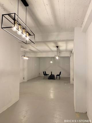 Magazijn met garagebox op topligging.Magazijn met privatief toilet bedraagt ca. 50m² + 30m² garage met automatische poort.Privatieve kelderberging...