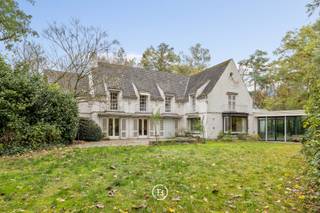 Deze klassieke gezinswoning nodigt nieuwe eigenaars uit om haar opnieuw tot leven te brengen en te laten openbloeien tot een ware...