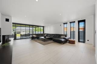<p><span>Aan het einde van de rustige, doodlopende Pruimelaarstraat, ligt deze luxueus afgewerkte woning (2019) met een verzorgd aangelegde tuin, camera’s, alu antraciet buitenschrijnwerk (Reynaers), wachtleiding voor oplaadpunt, alu poort, geïntegreerde pakketbrievenbus, maatkasten, etc. De gelijkvloerse verdieping is voorzien van hoogwaardige designbinnendeuren van Anyway Doors. De EPC-score van 89 (Label A) werd bereikt door integratie van: algemene vloerverwarming, condensatieketel, 18 zonnepanelen en dikke isolatielagen. De ruime leefruimte beschikt over een tv-meubel (maatwerk), geïntegreerde gashaard (M-Design), afstandsbediende elektrische binnenlamellen (Somfy), ingebouwde speakers, grote alu schuiframen (Reynaers), gepolierde betonvloer en plafondhoge deuren (Nordex). Let in de aangelegde tuin met veel privacy op de prijzige overdekte terrasconstructie (Brustor), de robotmaaier, het bijgebouw en de tuinverlichting (app). In de luxueuze keuken (Grando), spotten we veel (verborgen) bergruimte, Dekton werkbladen, een groot kookeiland (6 zitplaatsen), Miele toestellen (oven, microgolfoven, koffiemachine, koelkast, diepvries), plus een kookplaat met geïntegreerde afzuiging. Opbergruimte is beschikbaar in een wasplaats, een droge kelder en een technische ruimte. In de toiletten is zelfs de rolhouder geïntegreerd in de muur. De luxe-badkamer is groot genoeg voor de inloopdouche (stalen deur) en het dubbele badkamermeubel (maatwerk). Alle kamers bieden plaats voor een dubbel bed. De exclusieve handgemaakte trap van Genico met Corian afwerking en geïntegreerde LED-verlichting, geeft aan van welk hoog niveau de afwerking wel is.</span></p>