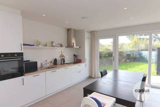 Nous entrons dans cette maison jumelée à énergie neutre de construction récente par le hall d'entrée où se trouvent également les toilettes pour...