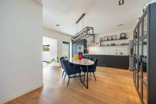 <p><span>Zeer ruim appartement met gigantisch Zuid-gericht terras. Het appartement is gelegen tussen het groene Park Spoor Noord, het charmante Eilandje en de Universiteitsbuurt. Op wandelafstand van openbaar vervoer, velostations, winkels en scholen. Kortom, alle troeven van de stad komen hier samen.</span></p><p><span> </span></p><p><span>-</span><span>              </span><span>Gerenoveerd in 2020</span></p><p><span>-</span><span>              </span><span>Giga terras met Zuid-oriëntatie</span></p><p><span>-</span><span>              </span><span>2 ruime slaapkamers</span></p><p><span> </span></p><p><span>Het volledige gebouw werd gerenoveerd in 2020, denk dus aan een conforme elektrische keuring, asbestveilig appartement, nieuwe ketel, … .</span></p><p><span> </span></p><p><span>Het appartement is gelegen op de derde verdieping en bereikbaar met de lift of trap. Er is een ruime inkomhal met gastentoilet en ruimte voor vestiairekasten. Achteraan een lichte en gezellige zithoek met zicht op het terras. Aansluitend een open keuken met ingemaakte toestellen (Smeg) en een grote eetkamer.</span></p><p><span> </span></p><p><span>Ben je op zoek naar een appartement met 2 volwaardige slaapkamers? Hier geen probleem, aan de voorzijde bevinden zich 2 kamers van 12 en 10 vierkante meter. Ideaal voor een jong gezin of samenwonende studenten. Er is een gedeelde badkamer met badmeubel, toilet en grote inloopdouche.</span></p><p><span> </span></p><p><span>Aansluiting voor wastoestel en droogkast is er in een aparte bergruimte. Je andere spullen? Die zet je in de kelderberging.</span></p><p><span> </span></p><p><span>Parkeren? Geen zorgen, de verkopers huren momenteel twee autostaanplaatsen welke overgenomen kunnen worden.</span></p>