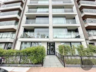 Dit appartement is gelegen vlakbij de Zeedijk van Duinbergen, Knokke-Heist. <br />Allerlei faciliteiten in de nabije omgeving, op wandelafstand. <br /><br />Een recente bouw, energiezuinig en een praktische indeling. <br />Indeling als volgt: Inkomhal met gastentoilet en vestiaireruimte, woonkamer met open ingerichte keuken, aansluitend een zonnig terras. <br />Achteraan het appartement is een wasplaats, 3 volwaardige slaapkamers, een badkamer en een tweede terras. <br /><br />UITERST GOEDE LIGGING!