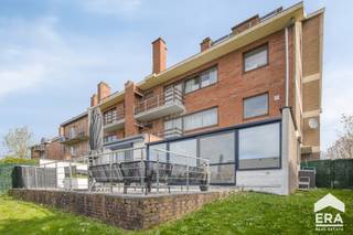Dit gelijkvloers appartement combineert comfort en gezelligheid op harmonieuze wijze.Het beschikt over twee ruime slaapkamers en een open keuken die...