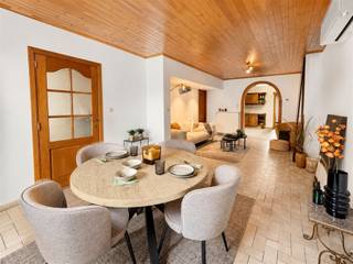<p><span>Verzorgde woning met verrassend veel ruimte, hedendaags comfort en een uitstekende ligging.</span><span>.</span></p><p><span>Je komt binnen in een uitnodigende inkomhal die leidt naar de lichtrijke leefruimte. Dankzij de open indeling vloeien salon en eetkamer naadloos in elkaar over, waardoor een aangename leefomgeving ontstaat voor het hele gezin. Aansluitend bevindt zich de ruime leefkeuken, een gezellige ruimte waar uitgebreid gekookt, gegeten en samen genoten kan worden. </span></p><p><span>Verder op het gelijkvloers vind je een hal met ingemaakte kast, een lichtrijke badkamer, een extra berging voor wasmachine en droogkast en toegang tot de gezellige, onderhoudsvriendelijke tuin. Via de zijdoorgang bereik je de tuin ook gemakkelijk met fietsen of tuinmateriaal. Het praktische tuinhuis en de droge kelder zorgen bovendien voor heel wat extra bergruimte.</span></p><p><span>Op de eerste verdieping bevinden zich twee ruime slaapkamers. De afgewerkte zolderverdieping doet dienst als volwaardige derde slaapkamer en beschikt over handige ingemaakte kasten onder het schuine dak.</span></p><p><span>Ook op vlak van energie scoort deze woning uitstekend. Zonnepanelen met thuisbatterij, airconditioning en verwarmingsunits in de leefruimte en slaapkamer zorgen het hele jaar door voor een aangenaam binnenklimaat én helpen de energiekosten onder controle te houden.</span></p><p><span>De ligging vormt een extra troef. Je woont in een rustige, groene buurt met het Pasbrugbos op wandelafstand, ideaal voor een wandeling, een looptocht of een uitstap met de kinderen. Tegelijk geniet je van een vlotte bereikbaarheid dankzij de nabijheid van de R6, de fietsostrade Mechelen-Antwerpen, winkels, scholen en openbaar vervoer.</span></p>