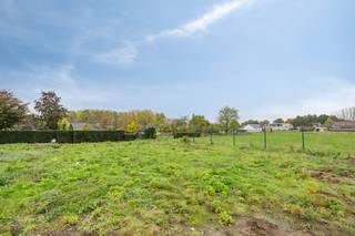 Bouwkavel gelegen te Hoeselt, Morgenstraat .<br /><br />Rustige en landelijke locatie op 3 km van het centrum van Hoeselt. Omliggende steden zoals Hasselt, Genk en Diepenbeek zijn vlot bereikbaar via de oprit van de E313 gelegen op enkele autominuten.<br /><br />Deze bouwkavel lot 2 is gelegen in een residentiële omgeving, in een autoluwe straat en is geschikt voor een gezinswoning in half vrijstaande bebouwing.<br />Dit vlakke perceel heeft een oppervlakte van 3A81CA en geniet een westelijke oriëntatie.<br />De perceelbreedte aan straatzijde bedraagt 12m53, aan de achterzijde (met uitsteek) 8m04 + 3m05. De perceeldiepte bedraagt enerzijds 31m52 en anderzijds 25m67.<br /><br />Volgende bouwvoorschriften zijn van toepassing:<br />- Hoofdbestemming ééngezinswoning. Nevenbestemming (max 40%) toegestaan indien complementair aan het wonen.<br />- Afstand perceelgrens is min 3m.<br />- Bouwbreedte bedraagt 9,47m.<br />- Bouwdiepte bedraagt 12m.<br />- Maximum 2 volwaardige bouwlagen.<br />- Dakvorm: hellend max 45° of plat. Eventuele gelijkvloerse meerdiepte verplicht plat dak.<br />- Vloerpeil: max 0,3m boven de as van voorliggende weg.<br />- Hellend dak kroonlijsthoogte max 6,50m, plat dak randhoogte max 7m<br />- Nokhoogte max 11,50m<br />- De woningen moeten op elkaar aansluiten wat betreft inplanting, dakvorm, kroonlijst- of dakrandhoogte, dakhelling en gevelkleur.<br />- Carport: open constructie toegestaan in de zone voor zijtuinen, max oppervlakte 21m².<br />- Bijgebouw: één vrijstaand bijgebouw in de vorm van tuinhuis of terrasoverkapping.<br /><br />Voor meer info contacteer ons op 0473 79 29 30 of mail naar luc@vestio.com<br /><br />