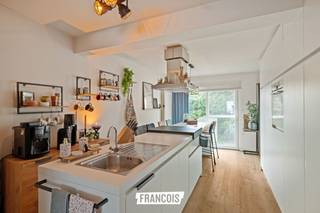 Op zoek naar een instapklaar appartement met een uitstekende ligging in Oostende? Dit prachtig gerenoveerde appartement in de Prins Albertlaan combineert modern wooncomfort met een aangename, open omgeving.<br /><br />Het appartement beschikt over een ruime slaapkamer en een extra polyvalente ruimte die naar eigen wens kan worden ingericht. Deze ruimte biedt bijvoorbeeld de mogelijkheid om een kleine kinderkamer te creëren, maar kan evengoed dienstdoen als praktische berging, dressing of bureauruimte. <br /><br />Dankzij het open zicht aan zowel de voor- als achterzijde geniet je hier van een bijzonder aangenaam en vrij gevoel. Bovendien is er geen inkijk, wat zorgt voor extra privacy en rust.<br /><br />