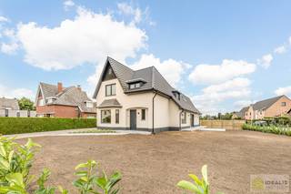 IDEALIS VASTGOED – Schitterend volledig vernieuwde woning met een heerlijke open leefruimte, luxe keuken, 3 ruime slaapkamers, een ruime...