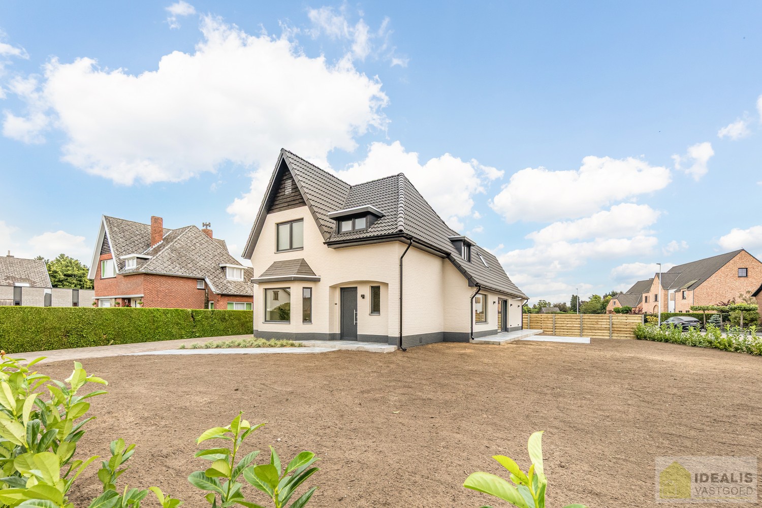 IDEALIS VASTGOED – Schitterend volledig vernieuwde woning met een heerlijke open leefruimte, luxe keuken, 3 ruime slaapkamers, een ruime luxueuze badkamer én een ruime wasplaats! Dit heerlijke huis bevindt zich op een volledig nieuw aangelegd perceel van  - foto 3