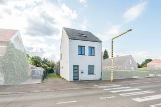 strong&amp;gt;Gezinswoning met zuidgerichte tuin en polyvalente ruimte in Sint-Niklaas

<p>Op een uitstekende locatie nabij de invalswegen richting Gent en Dendermonde vinden we deze instapklare woning met <strong>gunstig EPC-label C</strong>, <strong>gevelisolatie met crépi-afwerking</strong> en volledig <strong>asbestvrije keuring</strong>. Dankzij de oprit en de praktische indeling is dit een ideale woning voor wie op zoek is naar comfort, bereikbaarheid én extra mogelijkheden.</p>

<p>GLV: Op het gelijkvloers komen we binnen via de inkomhal (7m²) die meteen toegang geeft tot de ruime leefruimte van 52 m² met open leefkeuken. Deze keuken is uitgerust met tal van ingemaakte kasten, kookplaat en koelkast. Zowel de leefruimte als de keuken hebben grote raampartijen die uitgeven op de <strong>zuidgerichte tuin met terras</strong>, waar het heerlijk vertoeven is. Achteraan de tuin bevindt zich bovendien een polyvalente ruimte van ca. 60 m², perfect als hobbyruimte, opslag of zelfs als zelfstandige praktijkruimte.</p>

<p>1steV: De eerste verdieping beschikt over een nachthal (6m²) en twee ruime slaapkamers (17-12 m2)<br /><br />2deV: Op de tweede verdieping werd de zolder volledig omgevormd tot twee extra slaapkamers van elk 11 m², ideaal voor kinderen, gasten of als bureau.</p>

<p>Kortom, deze woning combineert een <strong>energiezuinige afwerking</strong>, een <strong>praktische indeling</strong> en een <strong>zuidgerichte tuin</strong> met een extra polyvalente ruimte, waardoor ze tal van mogelijkheden biedt. Een solide en instapklare woning op een toplocatie in Sint-Niklaas!</p>