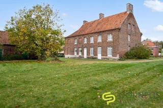 Cette ferme historique et classée est un joyau unique sur le marché de l'immobilier.Sous réserve des rénovations nécessaires, elle pourrait devenir...