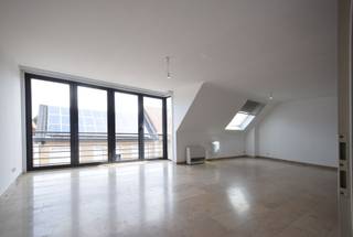 Dit appartement is gelegen in een kleinschalige residentie aan de Rumbeeksesteenweg 400 en beschikt over een bewoonbare oppervlakte van 107.00 m². Het heeft een EPC-waarde van 158.00, wat resulteert in een energielabel B. <br /><br />De ligging van het appartement is ideaal, met een supermarkt en een basisschool in de buurt. <br /><br />Indeling: <br />inkomhal, gastentoilet, woonkamer met open ingerichte keuken, drie slaapkamers, badkamer met ligbad en toilet. <br />Terras.<br />Er is een mogelijkheid tot de aankoop van een garage achteraan het gebouw (€ 30.000)<br /><br />Het appartement is vrij bij akte.