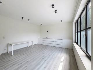 Praktijkruimte/kantoorruimte (ca. 100 m²) te huur in Aalter in een rustige en groene omgeving, maar met erg vlotte ontsluiting naar de...