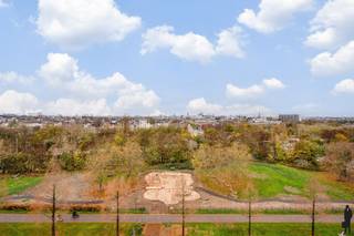Dit ruime en lichtrijke appartement van 87 m² op de 9de verdieping onderscheidt zich meteen door het open, panoramische uitzicht over Antwerpen. In...