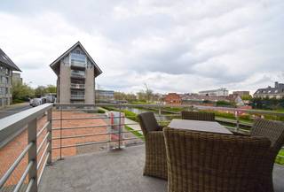 LOUIS TANTSTRAAT 6/1.1 - ROESELARE <br /><br />Volledig instapklaar &amp; luxueus appartement op eerste verdiep met uniek open zicht op "de kleine bassin". De kwalitatief hoogstaande afwerking, in combinatie met de rustige ligging (maar toch op wandelafstand van het centrum) en groene omgeving zijn absoluut een pluspunt! <br />Het appartement bestaat uit een inkom, ruime living in parket en volledig ingerichte moderne keuken met vaatwasmachine.<br /><br />Verder 1 slaapkamer met dressing, 1 grote slaapkamer met inbouwkast, ingerichte wasplaats (zonder toestellen). De badkamer is volledig en luxueus afgewerkt: lavabomeubel, douche, en ligbad. Infraroodverwarming.<br /><br />Terras met prachtig zicht op het water. (kleine bassin)<br /><br />Individuele kelderberging is inbegrepen. Ook voldoende parkeergelegenheid buiten.<br />Dubbele garage<br /><br />Syndic € 70,00 / maand <br />Water: € 35,00 / maand<br /><br />Beschikbaar vanaf 01/12/2026