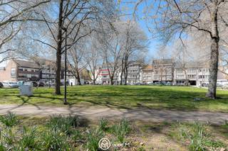 <h2><span>Dit gerenoveerde appartement te koop op de tweede verdieping is gelegen met een mooi zicht op het Sint-Hubertusplein in Hasselt en geniet van een zeer centrale ligging.</span></h2>
Winkels bevinden zich vlakbij en er is parkeergelegenheid in de onmiddellijke omgeving. Bovendien bevindt het appartement zich op wandelafstand van het centrum van Hasselt en het station.<br /><br />Het appartement werd de afgelopen jaren vernieuwd met onder meer nieuwe ramen, een aangepaste cv-ketel, nieuwe vloeren, een nieuwe keuken en een vernieuwde badkamer. Dankzij de grote raampartijen geniet de leefruimte van veel natuurlijke lichtinval en een aangenaam uitzicht op het plein.<br />Via de inkomhal komt u in de ruime leefruimte met sierschouw, waar onder het plafond plafondisolatie werd voorzien.<br />De aparte keuken is uitgerust met een kookplaat, dampkap, oven en vaatwasser. In het volledige appartement liggen donkergrijze vinyltegels, wat zorgt voor een moderne en onderhoudsvriendelijke afwerking.<br />De badkamer werd vernieuwd en beschikt over een ruime douche met zwarte mozaïekwandtegels en een badmeubel met enkele lavabo. Daarnaast is er een apart toilet met handwasbakje.<br /><br />Het appartement beschikt over twee slaapkamers. De eerste slaapkamer bevindt zich aan de achterzijde en geeft toegang tot het terras. In deze kamer bevindt zich ook de verwarmingsketel. Daarnaast is er een ruime masterslaapkamer met een groot raam.<br />Verder is er nog een praktische bergruimte voorzien in de inkomhal.<br />Bij het appartement hoort kelderberging nummer 21.<br />In het gebouw is geen gemeenschappelijke fietsenstalling en zijn er geen autostaanplaatsen. Parkeren kan gratis op het plein aan de binnenzijde en op de parkeerstrook tegenover de winkels. Aan de buitenzijde geldt bewonersparkeren.<br />
<p>Troeven van dit appartement</p>
<ul>
<li><span>Zeer centrale ligging met zicht op het Sint-Hubertusplein</span></li>
<li><span>Op wandelafstand van het centrum van Hasselt en het station</span></li>
<li><span>Winkels en voorzieningen vlakbij</span></li>
<li><span>Veel lichtinval in de leefruimte</span></li>
<li><span>Gerenoveerd appartement</span></li>
<li><span>Nieuwe ramen 2015</span></li>
<li><span>Nieuwe vloeren</span></li>
<li><span>Vernieuwde keuken en badkamer</span></li>
<li><span>Elektriciteit conform</span></li>
<li><span>Terras aan de achterzijde</span></li>
<li><span>Kelderberging inbegrepen (nr. 21)</span></li>
<li><span>Parkeermogelijkheden vlakbij</span></li>
</ul>
Interesse in dit appartement te koop in Hasselt? Contacteer ons via Optie M vastgoed I carine@optie-m.be I 0478/41 58 70.<br /><br />Wil je weten wat jouw woning waard is? Contacteer ons via bovenstaande gegevens.<br />SI: VG / WG / GMO / GVKR / GVV