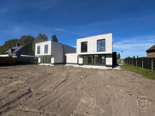 Ben je op zoek naar uw droomwoning?<br />Ontdek deze prachtige, strak afgewerkte woningen. Gelegen in een rustige en kindvriendelijke buurt, nabij het centrum van Westende, met een goede verbinding naar scholen en openbaar vervoer. Geniet ook van de nabijheid van groenvoorzieningen en speeltuinen, ideaal voor het ganse gezin. De woningen zijn zowel stijlvol als duurzaam gebouwd, perfect voor de toekomst van u en uw gezin.<br /><br />Deze woningen beschikken over maar liefst 3 ruime slaapkamers, 2 moderne stijlvolle, luxueus afgewerkte badkamers, een lichtrijke royale woonkamer met een open ingerichte keuken, hoogwaardig afgewerkt en voorzien van voldoende opbergruimte. Bij elke woning is een inpandige garage aanwezig en rondom voorzien van een mooie tuin.<br /><br />Wat deze woningen extra uniek maakt, is de keuzevrijheid in afwerkingsmaterialen. U kunt zelf kiezen uit een breed scala aan hoogwaardige materialen van bijvoorbeeld vloeren, tegels, keukenwerkbladen en sanitair. Dit geeft u de kans om de woning af te stemmen op uw persoonlijke smaak en woonwensen.<br /><br />Dankzij het gebruik van hoogwaardige en energiezuinige materialen, zoals uitstekende isolatie, HR-glas en energie-efficiënte verwarmingssystemen, bent u niet alleen klaar voor de toekomst, maar bespaart u ook aanzienlijk op uw energierekening.<br /><br />Contacteer ons voor verdere vrijblijvende informatie.