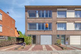 <p>Te renoveren bel-etagewoning gelegen in de Vinkenstraat te Aarschot, op een gunstige locatie vlakbij het centrum. Deze woning biedt tal van mogelijkheden voor wie op zoek is naar een project dat volledig naar eigen smaak en wensen kan worden ingericht.<br /><br />De woning beschikt over een solide betonstructuur, wat een uitstekende basis vormt voor een duurzame renovatie. Binnenin zijn er momenteel drie slaapkamers en één badkamer aanwezig. Dankzij de indeling en structuur kan de woning flexibel heringericht worden, ideaal voor het creëren van een moderne en comfortabele leefomgeving.<br /><br />Op het gelijkvloers bevindt zich een garage, aangevuld met een dubbele oprit die voldoende parkeergelegenheid biedt. Dit maakt de woning niet alleen praktisch, maar ook aantrekkelijk voor gezinnen of wie extra ruimte nodig heeft.<br /><br />De ligging combineert rust met een vlotte bereikbaarheid van winkels, scholen en openbaar vervoer. Een unieke kans voor investeerders of handige kopers die een woning volledig naar hun hand willen zetten.</p>