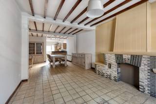 Cette maison est située dans la rue Henis rénovée, à quelques minutes du centre-ville, des magasins, de l'école et de la gare.<br /><br />En 2019, toutes les fenêtres et portes extérieures ont été remplacées par du PVC avec double vitrage à haut rendement.<br /><br />DISPOSITION : <br />x hall d'entrée avec accès au salon et à une petite cave ;<br />x salon et salle à manger spacieux ;<br />x cuisine équipée attenante ;<br />x salle de bain au rez-de-chaussée avec meuble-lavabo, baignoire et toilettes.<br /><br />x au premier étage, 2 chambres avec parquet laminé ;<br />x dans le hall de nuit, un escalier escamotable mène à un grenier spacieux et aménagé, idéal comme chambre d'amis ou espace de loisirs.<br /><br />Derrière la maison se trouve une terrasse confortable avec un grand bâtiment annexe, aménagé en espace de rangement/buanderie et abri de jardin.<br />Il y a aussi un joli jardin avec accès à la piste cyclable et piétonne située à l'arrière.<br /><br />INTÉRESSÉ(E) ? Prenez rendez-vous pour une visite en appelant le 012 23 00 23 ou en envoyant un e-mail à roland@immo-leroi.be.