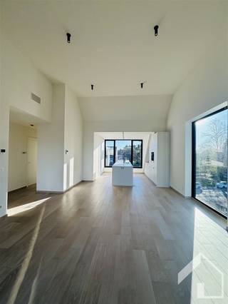 <p>Nieuwbouwappartement op de tweede verdieping met 2 slaapkamers gelegen in het centrum van Pulle met op de gelijkvloerse verdieping een dokterspraktijk. We nemen de lift naar de tweede verdieping en betreden het mooie appartement via de inkomhal. In de leefruimte van 47m2 met hoge plafonds valt het licht zeer mooi binnen. De keuken is volledig ingebouwd en voorzien van alle toestellen. Naast de keuken ligt een berging/wasplaats. Verder zijn er twee slaapkamers, waarvan één met ingemaakte kast. De badkamer is voorzien van een inloopdouche, en een meubel met dubbele lavabo. Tenslotte is er nog een apart gastentoilet. In het appartement kan er een alarm worden ingeschakeld. In de kelder is er een kelderberging die bij het appartement hoort. Achteraan is er nog een staanplaats om een wagen te plaatsen. Huurprijs: 1200 euro + 50 euro maandelijkse kosten. Direct beschikbaar!</p>