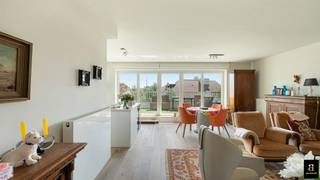 <p><span>In de gegeerde wijk Duinenwater, uitstekend gelegen in een kleinschalige villaresidentie, bevindt zich dit recente appartement van 2016 met een aangename gevelbreedte van 7,3 meter en een breed zuidgericht leefterras van ca. 10 m².</span></p>
<p><span>Het appartement omvat een lichtrijke leefruimte met open keuken, een praktische berging, gastentoilet en twee volwaardige slaapkamers, telkens geschikt voor een dubbel bed. Eén slaapkamer beschikt over een douchekamer ensuite, de tweede over een badkamer.</span></p>
<p><span>Het gebouw biedt een ruime gemeenschappelijke fietsenberging. Mogelijkheid tot aankoop van een grote garagebox onder hetzelfde gebouw aan 85.000 EUR. Een comfortabel en instapklaar appartement op een bijzonder praktische ligging.</span></p>