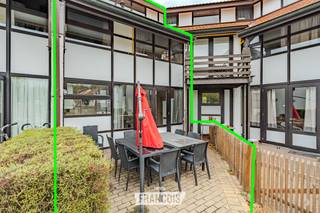 Deze instapklare vakantiewoning is gelegen op erfpacht in het vakantiepark Duinengolf in Westende Bad. Dankzij de rustige ligging, de praktische indeling en de ruime capaciteit is dit een ideale uitvalsbasis om met familie of vrienden te genieten van de Belgische kust.<br /><br />De woning beschikt over maar liefst vijf slaapkamers en biedt hierdoor heel wat mogelijkheden voor gezinnen of grotere gezelschappen. De grote ramen zorgen voor een overvloed aan natuurlijke lichtinval en creëren een aangename en open sfeer in de leefruimtes.<br /><br />Daarnaast beschikt de vakantiewoning over een aangenaam terras waar u heerlijk kunt ontspannen en genieten van de buitenlucht.<br /><br />Ook technisch verkeert de woning in goede staat. Met een EPC-label C is er geen renovatieverplichting en de elektrische installatie is conform.<br /><br />De combinatie van de vijf slaapkamers, de vele lichtinval, het terras en de instapklare staat maakt deze vakantiewoning tot een interessante opportuniteit aan de kust.<br /><br />Voor meer informatie of een bezoek kunt u contact opnemen met Inti via inti@immofrancois.be of 0499 74 89 74.<br /><br />