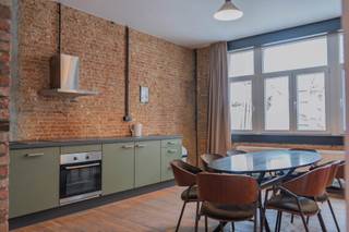 <p><strong>Ruimte om te delen. Of om gewoon royaal te leven.</strong><br />In de Osystraat, midden in Antwerpen, vind je dit indrukwekkend appartement van maar liefst 147 m². Ideaal voor wie graag samenwoont, cohouset of simpelweg zegt: <em>“Ik wil plaats. Veel plaats.”</em></p>
<p>Drie volwaardige slaapkamers, twee badkamers en een leefruimte waar baksteen, hout en licht perfect samenkomen. Stoer en warm tegelijk. Een interieur met karakter en comfort. Hier kook je samen lange avonden bij elkaar, of trek je je net zo makkelijk even terug met een goed boek (of een goed glas).</p>
<p>De vibe? Urban, huiselijk en verrassend rustig, ondanks de stad die letterlijk aan je voeten ligt. Alles dichtbij, maar binnen vooral: goesting om te blijven.</p>
<p>Benieuwd of dit jouw volgende thuis kan worden?<br />Kom het gerust ontdekken, en goed nieuws: in dit gebouw zijn er meerdere gelijkaardige types die we met plezier aan je voorstellen.</p>
<p>Bel ons, mail ons,… wij staan klaar om een rondleiding te geven!</p>
