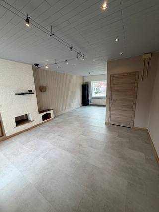 Ben je op zoek naar een instapklare woning met een mooi groen verzicht? Dan is deze leuke rijwoning op circa 150 m² uw buitenkans!<br />Inkomhal, living, aparte ingerichte keuken (2016), berging/wasplaats, apart toilet.<br />Gezellig tuintje met terras en tuinhuisje. ACHTERTOEGANG welke zeer praktisch is voor toegang met fietsen ea<br />De 1ste verdieping heeft 2 slaapkamers en badkamer ( 2018 ) met douchecabine, ligbad, lavabomeubel en 2de toilet. Op de 2de verdieping hebben we de 3de slaapkamer.<br />Vernieuwde condensatieketel ( 2023 ). Hoofd dak vernieuwd circa 2020, plat dak mei 2025.<br />Asbestvrije woning.<br />Ook ideaal als investering!<br /><br />Maak nu uw afspraak voor opendeurmoment donderdag 27 aug tussen 17-19u via olivier@immo-en-cie.be of 0475/970.780