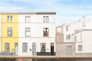 <p>Deze woning in Gent biedt een interessante opportuniteit voor eigen bewoning, studerende kinderen of als investering. Dankzij de centrale ligging nabij handelszaken, openbaar vervoer en belangrijke invalswegen geniet u van een vlotte bereikbaarheid in een residentiële omgeving. De woning beschikt over een functionele indeling met leefruimte, keuken, badkamer en 2 slaapkamers. Bovendien kan de woning opgefrist worden naar eigen smaak, waardoor u de kans krijgt om ze volledig naar uw wensen in te richten. Een interessante eigendom voor wie op zoek is naar een huis met potentieel in Gent.</p>
<p>Belangrijkste ruimtes:<br />• Inkomhal met toegang tot de verschillende leefruimtes<br />• Woonkamer met aangename lichtinval<br />• Keuken<br />• Badkamer<br />• 2 slaapkamers met diverse indelingsmogelijkheden<br />• Berging voor extra opslagruimte</p>
<p>Troeven:<br />• Interessant voor eigen bewoning, studerende kinderen of investering<br />• Centrale ligging nabij ziekenhuis, handelszaken en invalswegen<br />• Op te frissen woning met mogelijkheden naar eigen smaak</p>
<p>Neem vandaag nog contact op met je ERA-makelaar voor een bezoek. JOUW DROOMHUIS. ZO GEVONDEN!</p>