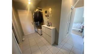 Een appartement op de eerste verdieping bestaande uit een woonkamer, ingerichte keuken, 2 slaapkamers, badkamer, bergplaats, terrasje autostaanplaats...