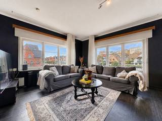 Dit aangenaam appartement geniet van een centrale ligging nabij het Albertstrand te Knokke en biedt een mooi open zicht.<br />Het appartement omvat een inkomhal met afzonderlijk toilet, een ruime en lichtrijke leefruimte met toegang tot het royale terras en een afzonderlijke keuken. Daarnaast beschikt het appartement over drie volwaardige slaapkamers en een badkamer. Een privatieve kelderberging is inbegrepen. Tevens bestaat de mogelijkheid tot aankoop van een garagebox. Een ideale pied-à-terre aan de kust, zowel geschikt als tweede verblijf als voor permanente bewoning.<br /><br />Renovatieplicht van toepassing.<br />Stedenbouwkundig uittreksel in aanvraag<br /><br />Aarzel niet om ons te contacteren voor meer info: tel.: 050 62 44 14 of via knokke@immax.be