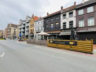 <p>In het hart van Roeselare bieden wij deze <strong>volledig ingerichte pizzeria</strong> aan voor <strong>overname</strong>. De zaak is <strong>instapklaar</strong>, met alle professionele keuken- en restaurantapparatuur aanwezig — ideaal voor wie meteen wil starten of uitbreiden in de horecasector.</p>

<p>De pizzeria is momenteel actief, beschikt over een <strong>vaste klantenkring</strong> en geniet van een <strong>commerciële topligging</strong> met uitstekende zichtbaarheid.</p>

<p><strong>Indeling:</strong><br /><strong>Gelijkvloers:</strong> gezellige eetruimte (ca. 26 zitplaatsen), uitgeruste toonbank met kassa, lift naar boven (voor gerechten) en klantentoilet.<br /><strong>1ste verdieping:</strong> extra eetruimte met ca. 18 zitplaatsen, ideaal voor groepen of extra weekendcapaciteit.<br /><strong>Terras:</strong> aangename buitenruimte met ca. 22 zitplaatsen, perfect voor de zomermaanden.<br /><strong>2de verdieping:</strong> mogelijkheid tot <strong>privéwoonst</strong> of <strong>opslagruimte</strong>.</p>

<p>Het pand wordt opnieuw <strong>te huur aangeboden</strong> aan de nieuwe uitbater.<br />Een <strong>unieke kans</strong> voor wie op zoek is naar een <strong>rendabele, instapklare horecazaak</strong> op een <strong>zichtlocatie in Roeselare</strong>.</p>

<p><strong>Meer info of een bezoek? Contacteer ons gerust.</strong></p>
<br />