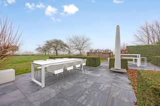 Unieke, instapklare eigendom boordevol karakter, gelegen in een beschermd gebouw in het landelijke Aaigem. Deze uitzonderlijke woning bestaat uit...