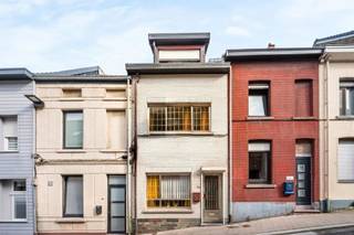 Welkom bij deze charmante woning in het hartje van Geraardsbergen. Dit pand van 175 m² woonoppervlak biedt het perfecte evenwicht tussen karakter en efficiëntie, ideaal voor gezinnen of jonge professionals.De woning beschikt over vier slaapkamers verdeeld over meerdere verdiepingen, waaronder een knusse zolderkamer met schuin dak. Het interieur combineert originele bakstenen muren, wat een warm en uitnodigend gevoel schept.De open woonkamer beschikt over een sierlijke houten trap die naar de bovenverdiepingen leidt, terwijl de originele bakstenen schouw een authentiek karakter behoud.Het buitengebied is even indrukwekkend. U geniet van twee buitenruimtes: een terras aan de voorkant en een groter achtertuin met een goed onderhouden tuin voorzien van houten schermen die privacy en gezelligheid garanderen. Deze ruimtes nodigen uit tot ontspanning en buurtgezelligheid.Gelegen in een authentieke straat in Geraardsbergen, met uitzicht op het prachtige platteland en windmolens in de verte, geniet u van rust en ruimte. De ligging biedt het beste van beide werelden: de charme van een klassiek dorp en gemakkelijke toegang tot alles wat u nodig hebt.Te koop via Immo Beguin, jouw vastgoedexpert sinds 2009. Met kantoren in Ronse, Waregem, Kortrijk, Lessines, Deinze, Doornik, Moeskroen en Nieuwpoort.✉️ info@immobeguin.be