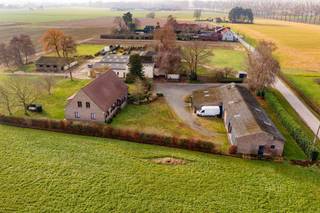 Hoeve met mooie blokken aanpalend akkerland te koop te LievegemDe hoeve ligt in zeer mooi landelijk gebied, nabij centrum Zomergem.De woning is zeer...