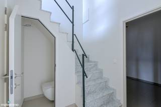 INSTAPKLAAR DUPLEXAPPARTEMENT MET 2 SLAAPKAMERS EN GARAGE NABIJ HET CENTRUM VAN BILZEN<br /><br />Dit instapklare duplexappartement is gelegen aan de Winterstraat 32/5 te Bilzen. De gezellige markt, de vele terrassen, de winkels en het bruisende centrum van Bilzen zijn op wandelafstand gelegen. Ook de diverse scholen in Bilzen bevinden zich op fiets- en wandelafstand. Door haar centrale ligging is er een goede uitvalsbasis naar zowel de omliggende dorpen en steden alsook de op- en afrit van de autostrade E313.<br /><br />Het appartement is gelegen op de tweede en derde verdieping en is bereikbaar via de trap en de lift.<br />De indeling is als volgt:<br />TWEEDE VERDIEPING:<br />- Inkomhal.<br />- Toilet.<br />- Woonkamer.<br />- Keuken. De keuken is voorzien van een inbouwkoelkast en een keramische kookplaat met afzuigkap.<br />- Ruime berging met aansluiting voor het wasmachine.<br />- 2 terrassen met buitenberging.<br /><br />DERDE VERDIEPING:<br />- Nachthal.<br />- 2 slaapkamers.<br />- Badkamer. De badkamer is voorzien van een enkele lavabo, een toilet en een bad-douche combinatie.<br /><br />De gemeenschappelijke kosten bedragen €25/maand.<br />Het appartement beschikt over een garage aan de achterzijde van het gebouw.<br /><br />Wilt u graag een bezichtiging inplannen voor dit instapklare appartement? Contacteer ons dan vrijblijvend via info@matisimmo.be.