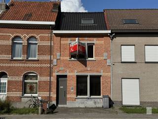 Vlakbij het centrum van Sint-Niklaas bevindt zich deze volledig gerenoveerde woning met een bewoonbare oppervlakte van maar liefst 175 m². Hier...