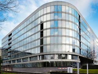 Modern, recently renovated offices close to major routes. Flexible layout of the various spaces is possible. Offices from 250 m² upwards can be rented. The Silver Building also offers a range of on-site services, including the Silver Café, shared bikes, shared meeting rooms, plenty of available parking and, most recently, the arrival of IWG services in the building.<br /><br />Parking IN: €1550/place/year<br />Free bike parking<br />Archives: €70/m²/year