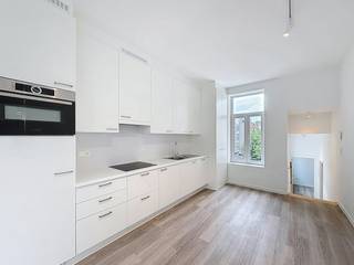 Dit appartement te huur bevindt zich in de Napelsstraat, midden in een bruisende buurt in Antwerpen. Je wandelt zo naar het trendy Eilandje en het historische centrum, waar je talloze winkels, restaurants en culturele hotspots vindt. Het is de ideale uitvalsbasis om te genieten van alles wat de stad te bieden heeft.Indeling:- open leefruimte- open keuken voorzien van alle comfort- hal met trap naar slaapgedeelte- badkamer met toilet, enkele lavabo en inloopdouche- slaapkamerExtra troeven: - uitstekende ligging- natuurlijke lichtinval- gerenoveerd- lage gemeenschappelijke kosten- kleinschalig gebouw- goed EPC label B- uitstekende mobiscore: 9,3/10Beschikbaar vanaf 01/09.De maandelijkse vaste kosten bedragen 15 euro per maand voor de kosten van de gemene delen.Bent u geïnteresseerd in dit appartement te huur te Antwerpen?Aarzel dan niet om een bezoekaanvraag in te dienen via onze website via de daar voorziene rode balk.Wenst u uw eigendom ook te koop of te huur te stellen? We helpen u graag verder. Steeds tot uw dienst om u verder te helpen met al uw vragen over vastgoed.